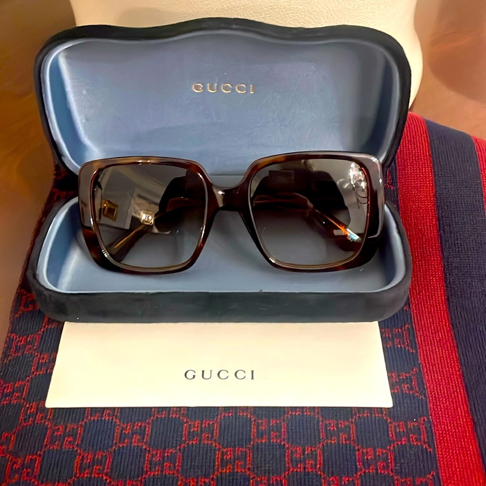 New in Box Gucci Tortoise Sunnies  full inclusion